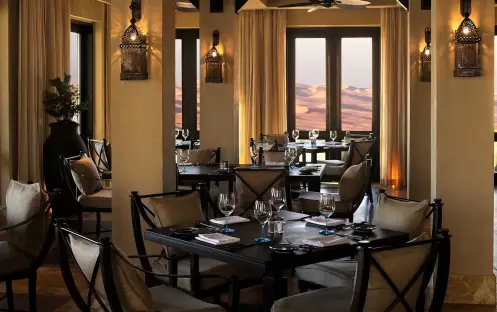 qasr_al_sarab_by_anantara_ghadeer_restaurant_indoor_dining_1920x1037