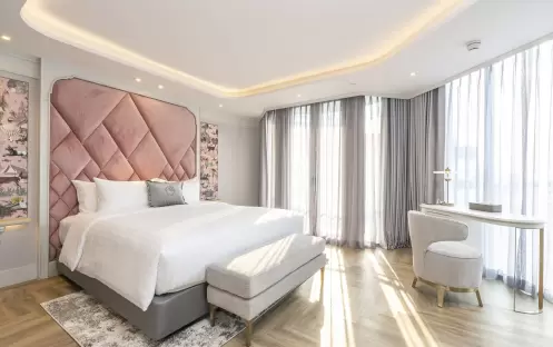 Club One Bedroom Riverview Suite, Bed