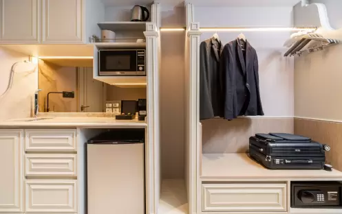 Deluxe River View, Details