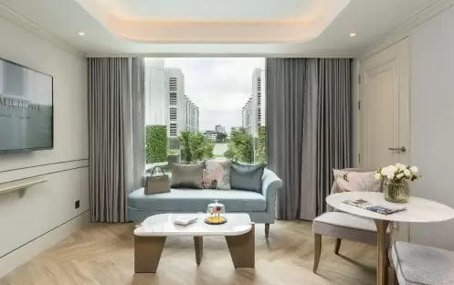 One Bedroom Riverview, Living