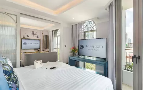 Riverfront Balcony Suite, Bed