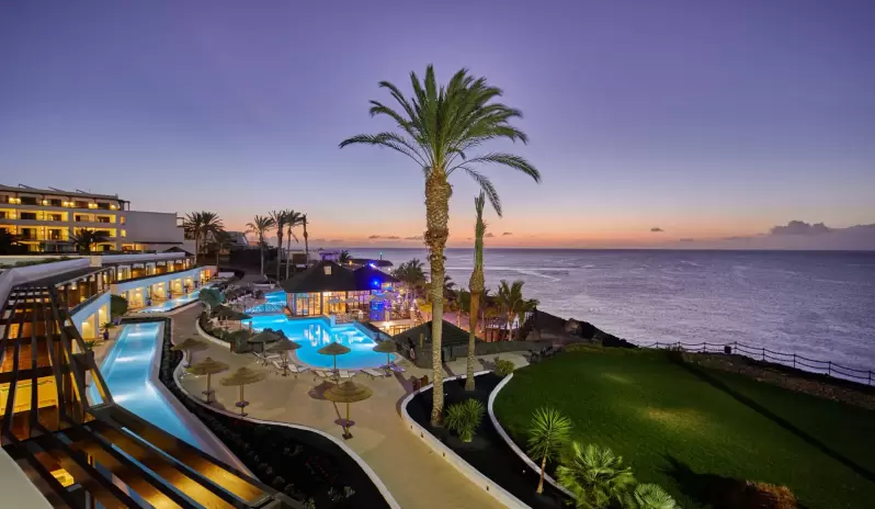 SECLZ-EXT-Lawn-Night-RSRT