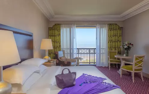 executive-suite-bedroom