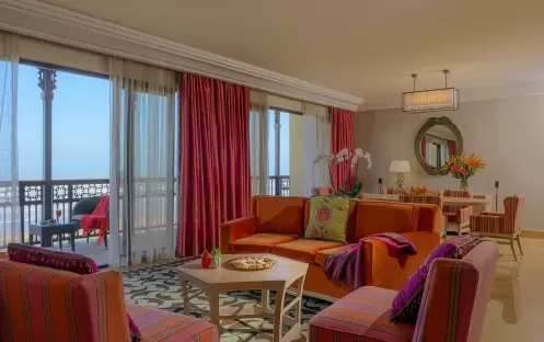 executive-suite-living-room