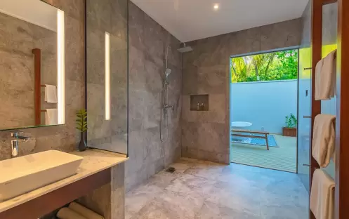BeachPoolVillaBathroom2