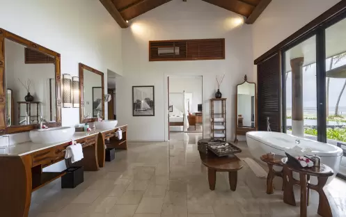 TRZ_Accommodation_Presidential_Oceanfront_Pool_Villa_Interior_Bedroom_17051