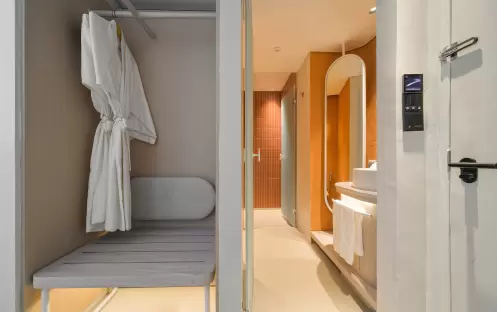 03-ckr-deluxe-city-view-bathroom