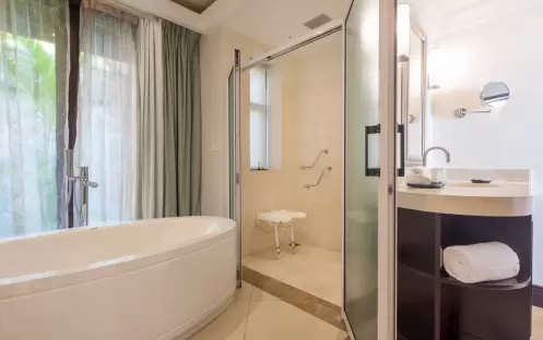 mrutb-accessible-guestbathroom-6949-hor-clsc