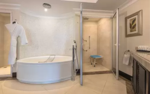 mrutb-accessible-guestbathroom-6952-hor-clsc