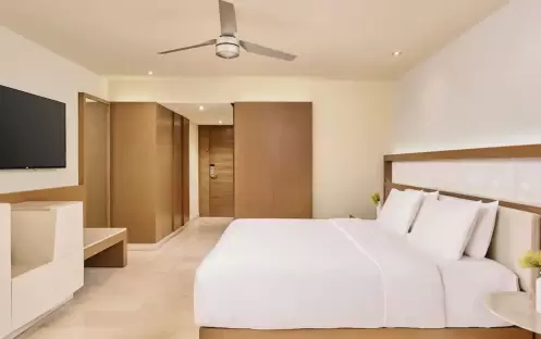 CANIF-P0582-Oceanfront-Lighthouse-Suite.16x9