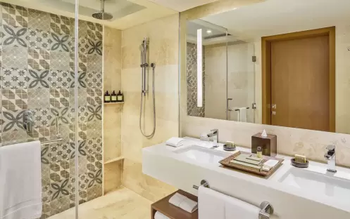 CANIF-P0583-Oceanfront-Lighthouse-Suite-Bathroom.16x9