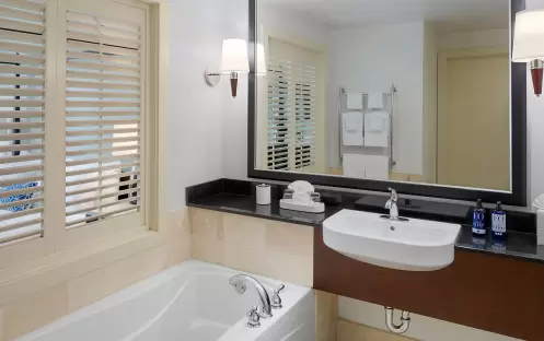 Casa Madrona Hotel & Spa - Courtyard King Room