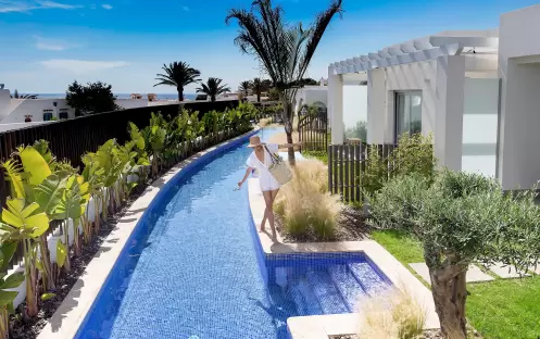 7P_Laguna-Swim-Up_Lifestyle_2_H