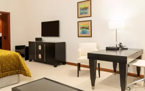 grosvenor-house-premier_room_guestroom-workdesk