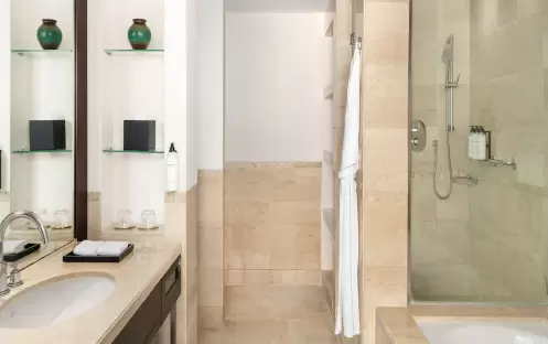 middle-east-holidays-qatar-grand-hyatt-doha-twin-beds-club-access-bathroom