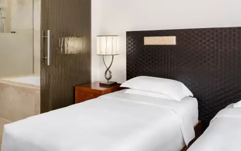 middle-east-holidays-qatar-grand-hyatt-doha-twin-terrace-bathroom