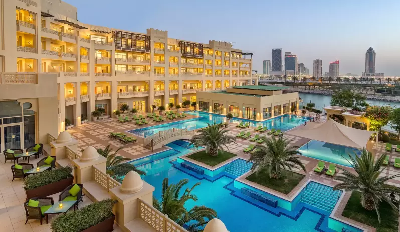 middle-east-holidays-qatar-grand-hyatt-doha-swimming-pool-twilight
